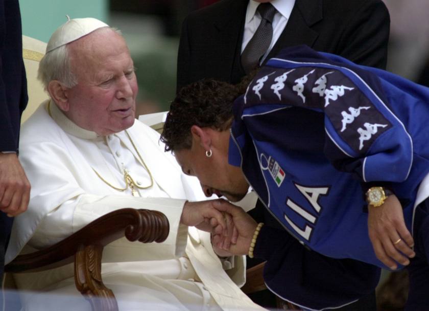 Giubileo degli sportivi, 29 ottobre 2000. Roberto Baggio bacia la mano a papa Giovanni Paolo II (Ap)